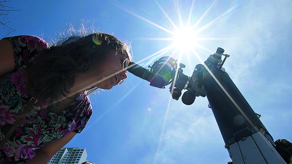 Eclipse solar oscurece el cielo y atrapa las miradas