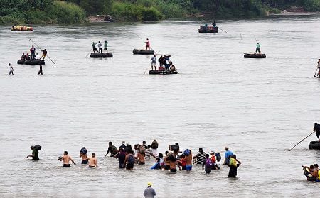 Migrantes prometen reagrupar caravana y seguir hacia EU