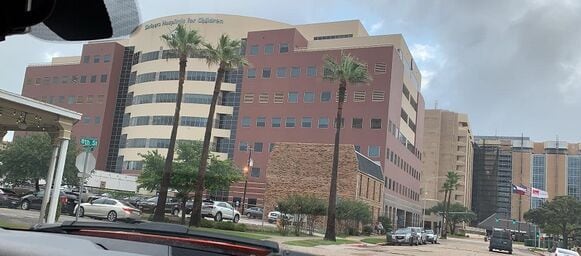 Menor víctima de explosión en P.H. Costa Mare llega a Estados Unidos