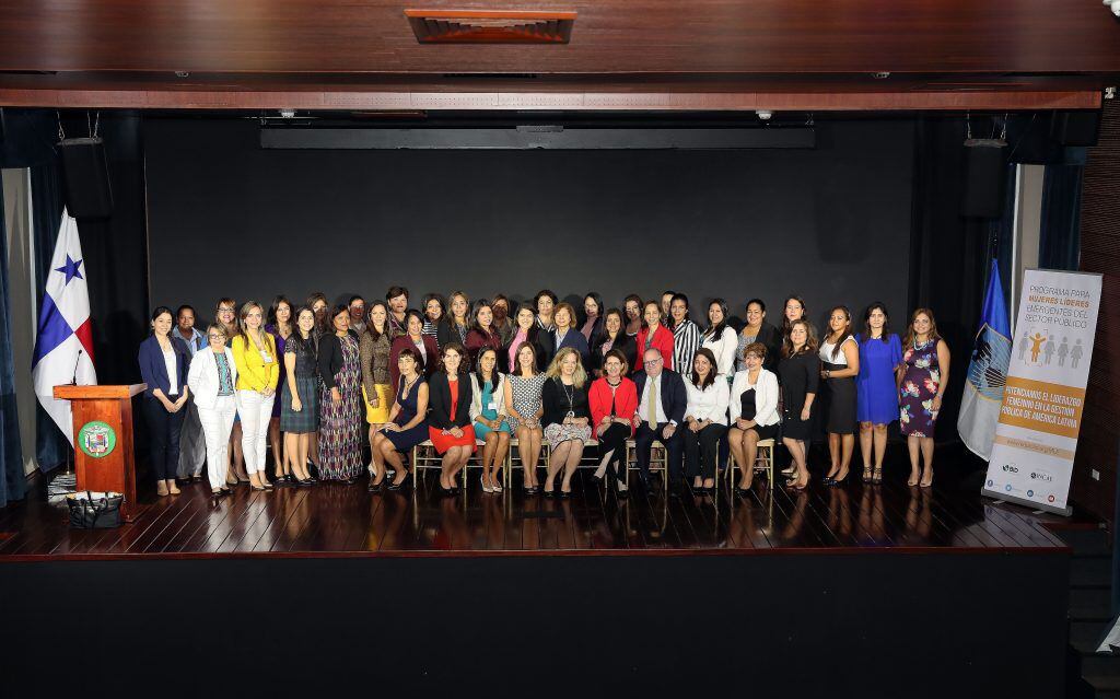 Mujeres panameñas se preparan para liderar en el sector público