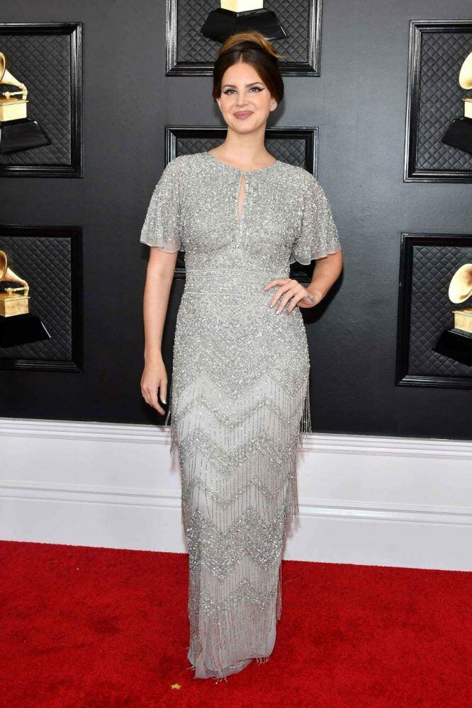El vestido del ‘mall’ (y en baratillo) que usó Lana Del Rey en los Grammy