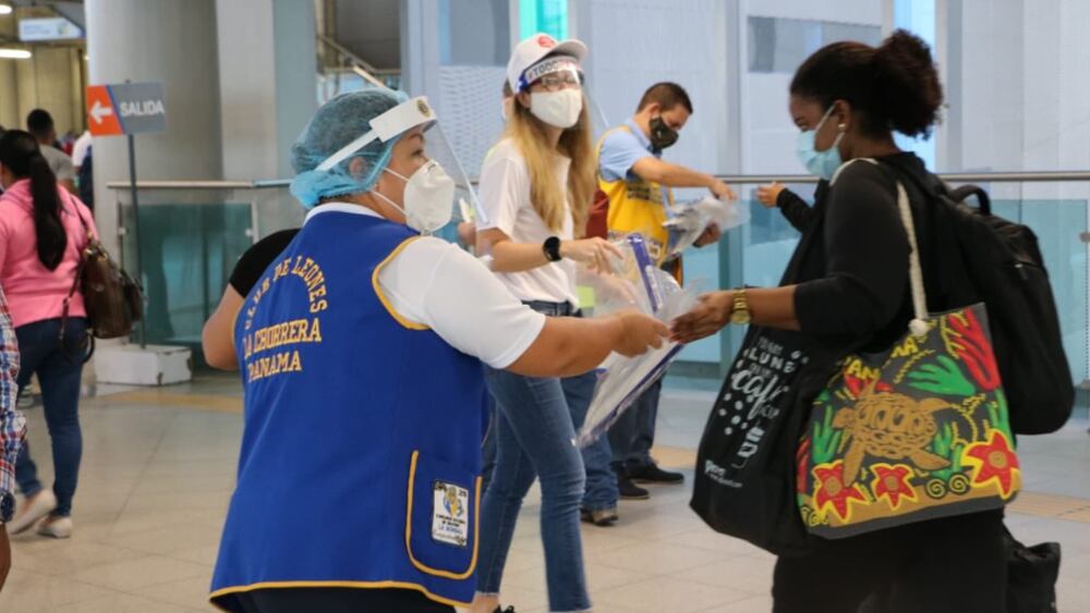 TodoPanamá distribuye mascarillas y pantallas faciales en estaciones del Metro de Panamá