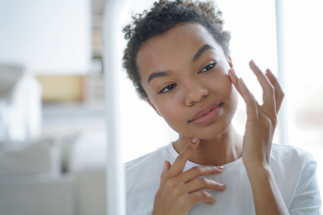 El acné en mujeres y hombres, ¿cuáles son las causas más comunes?