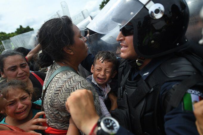 Caravana de migrantes aguarda en la frontera de México tras ser reprimida
