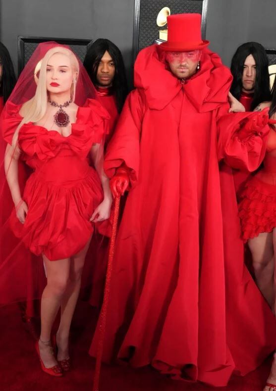Glamour, elegancia y sobre todo exceso en la alfombra roja de los Grammy. ¡Todos los looks!