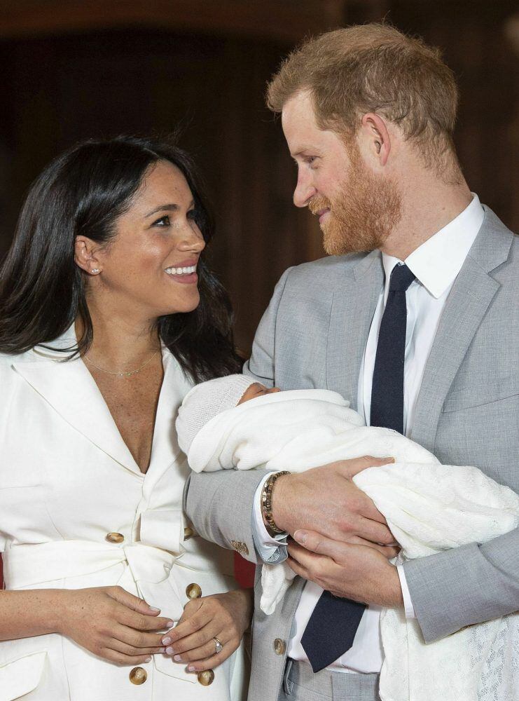Meghan y Harry presentan a su bebé, el primer mestizo en la familia real británica