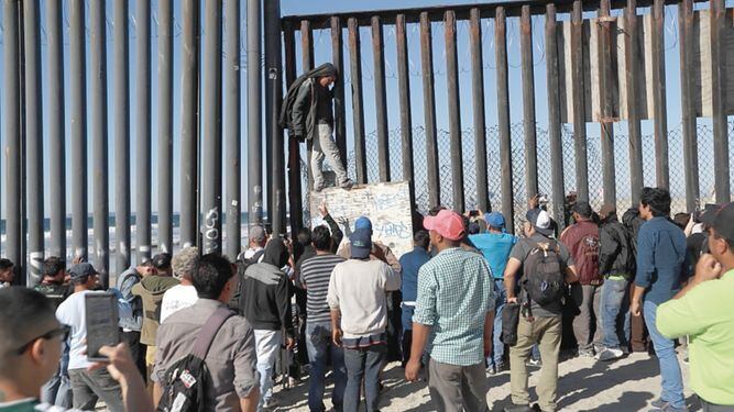 Cientos de migrantes de la caravana llegan a Tijuana La Prensa