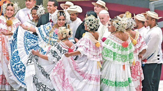 El papa Francisco, entre empolleradas