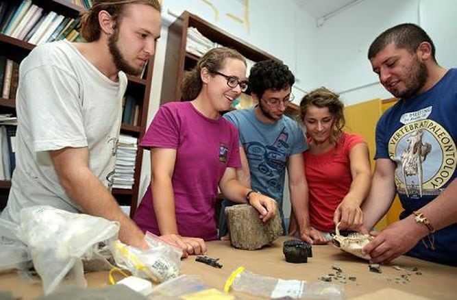 Jóvenes participan en rescate de fósiles en el Canal de Panamá