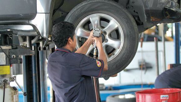 Alza en mantenimiento de autos