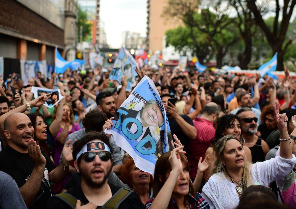 El peronismo se da por ganador, pero Macri aún aspira a balotaje en Argentina