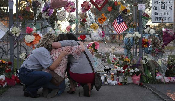 Sobrevivientes de matanza en Florida inician cruzada contra las armas de fuego