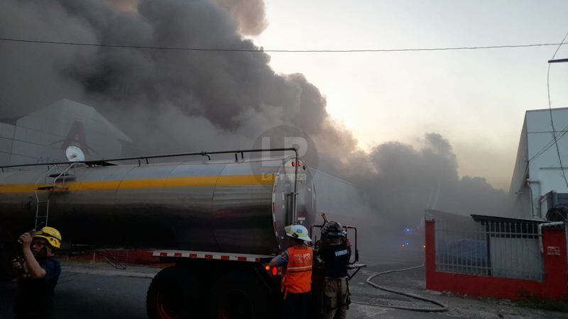Más de 80 bomberos atienden incendio en Calidonia 
