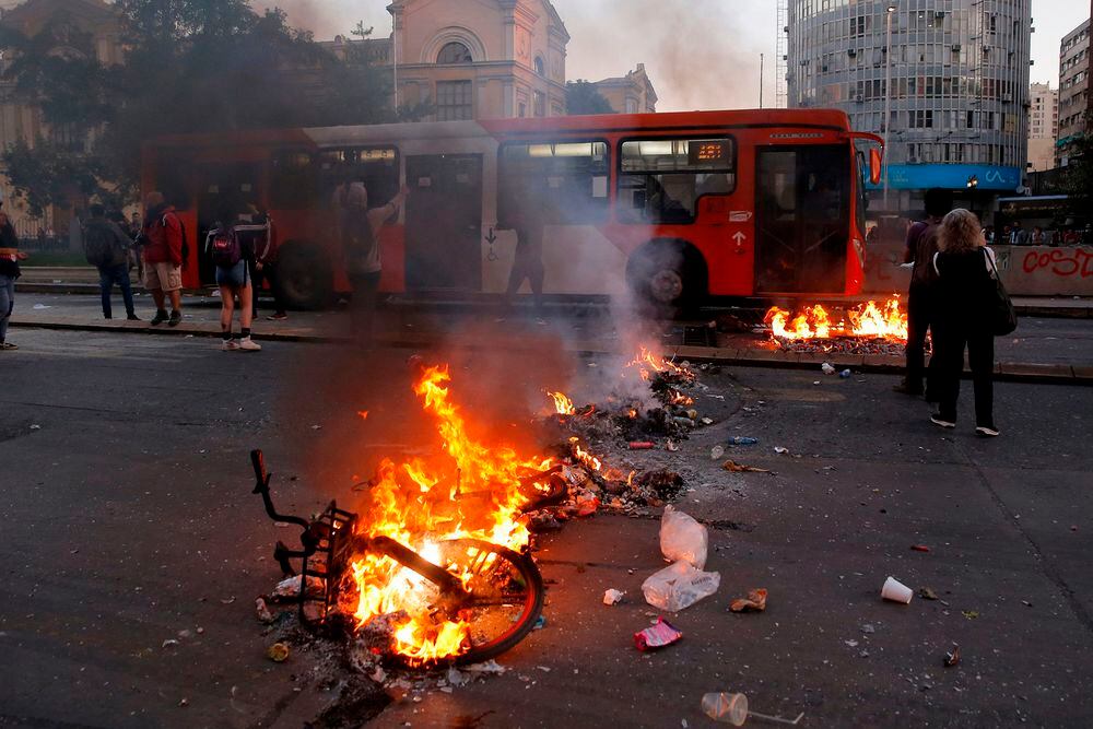 Santiago de Chile, en caos tras protestas por aumento de tarifa del Metro
