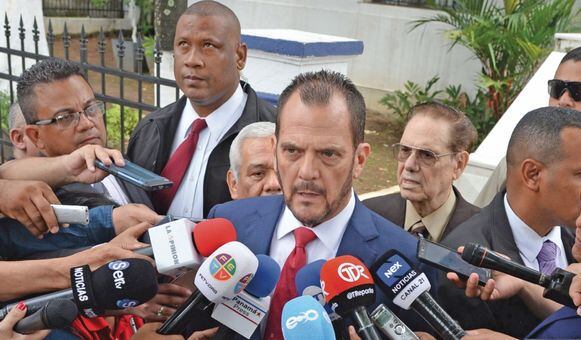 Contralor Federico Humbert denuncia a diputado Aris De Icaza