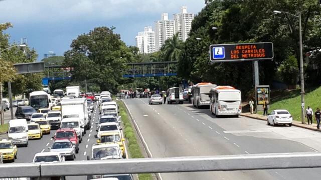 Jubilados cerraron la vía Transístmica para exigir aumento