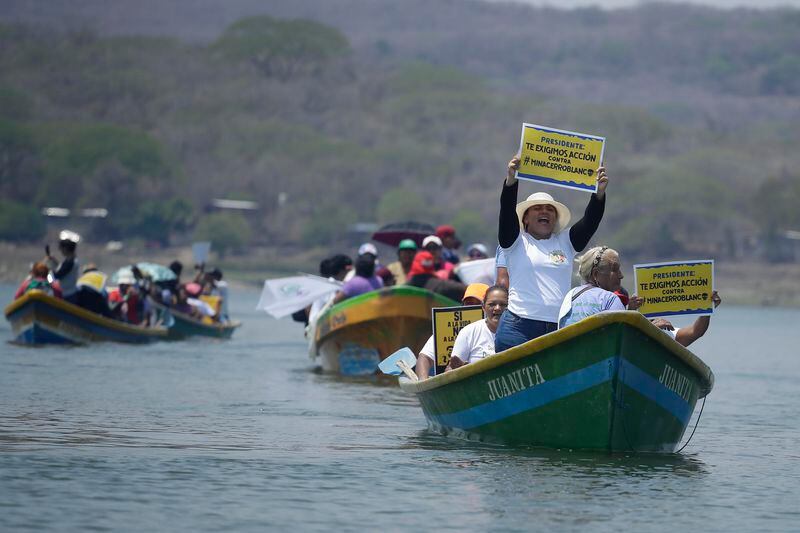 Ambientalistas centroamericanos protestan contra proyecto de mina Cerro Blanco con una marcha acuática