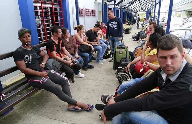 Nicaragua expulsa con gases lacrimógenos a migrantes cubanos