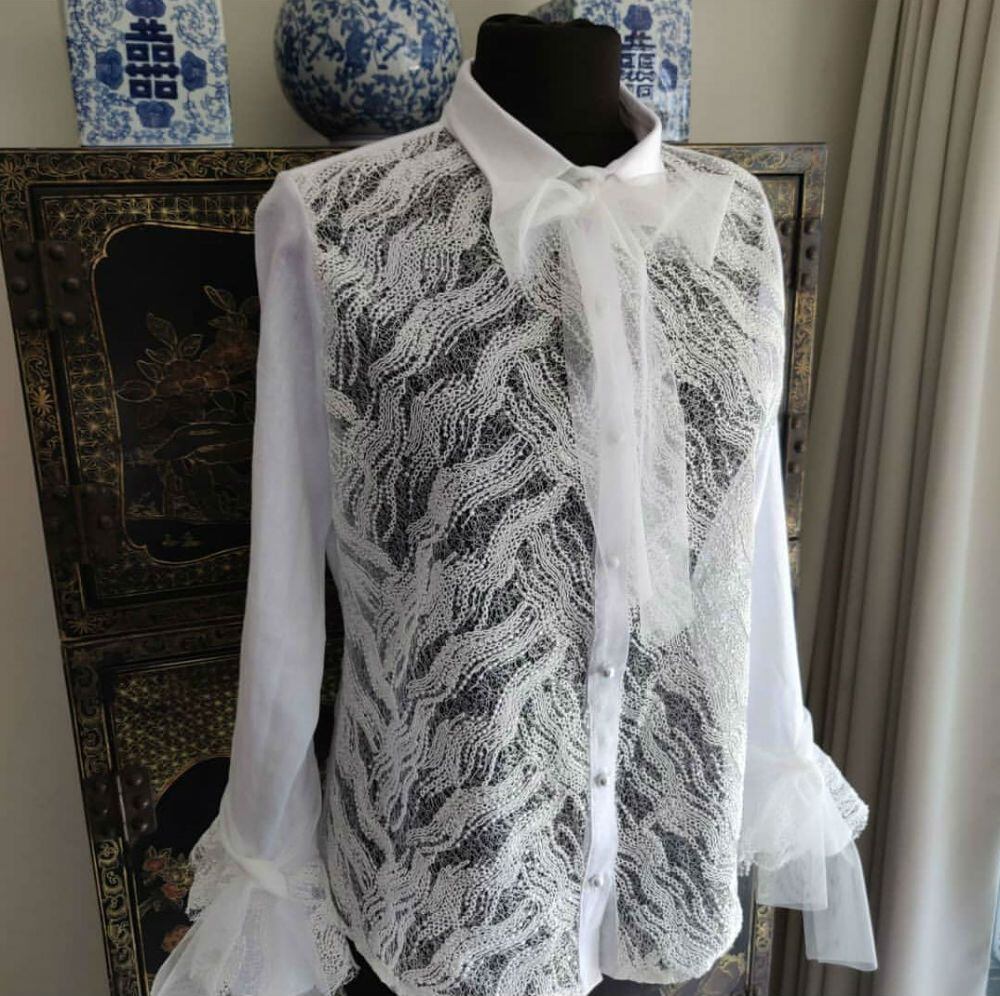 Victor Victoria, la blusa blanca para la elegancia