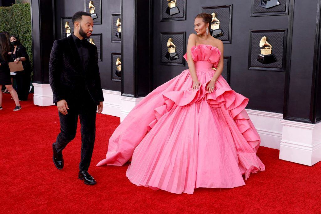 Los 8 momentos más ‘pink’ de la alfombra roja de los Grammy 2022