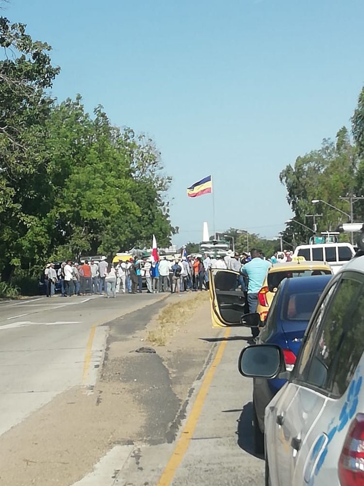Carles llega a Divisa; productores cierran la vía