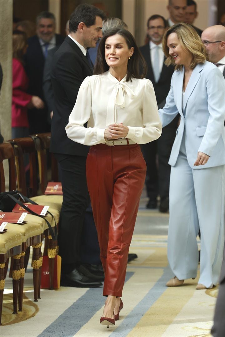 La reina Letizia firma un look ‘work’ impecable con pantalón de cuero rojo y blusa romántica con maxi lazada