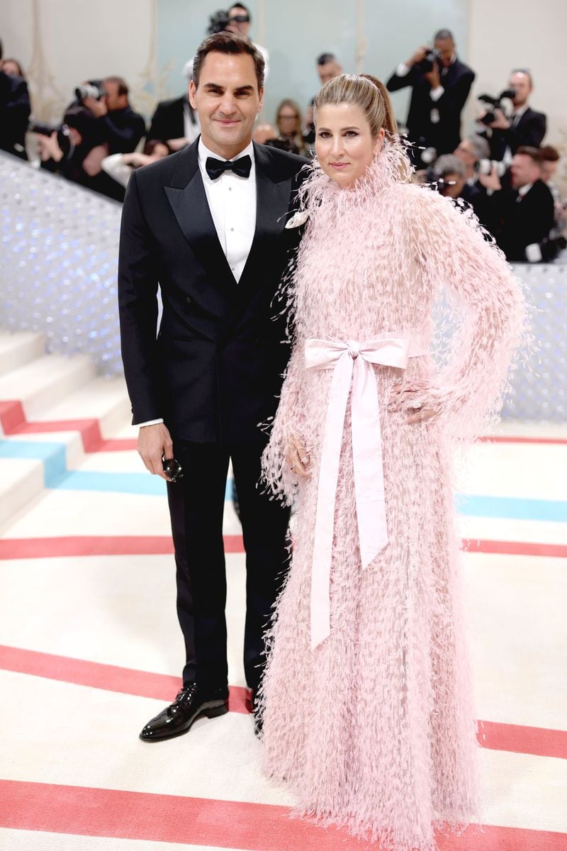 Salma Hayek y su esposo, Robert Pattison y su novia Suki Waterhouse, parejas famosas en Met Gala 2023
