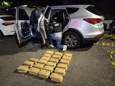 Decomisan 42 paquetes de presunta droga en un vehículo con doble fondo en Betania