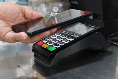 Las tarjetas y los pagos móviles son los métodos preferidos por los panameños para pagar