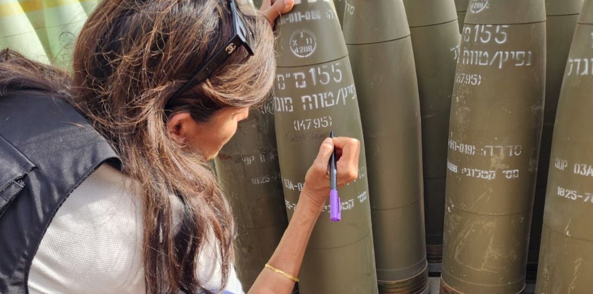 Nikki Haley visita Israel y escribe en un proyectil destinado a Líbano: 'Acaben  con ellos' | La Prensa Panamá