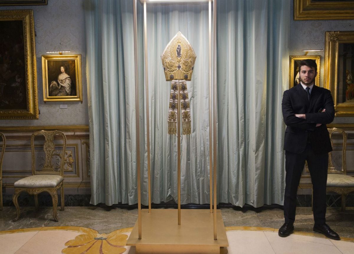 Vaticano, Versace y ‘Vogue’ muestran la influencia católica en la moda