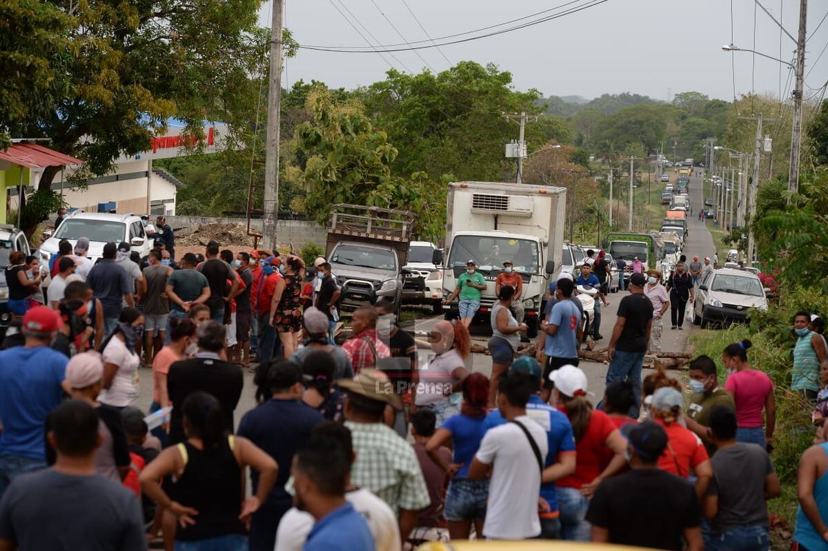 Cierres de calles y protestas en varios sectores del país, reclaman ayuda del gobierno en medio de la pandemia