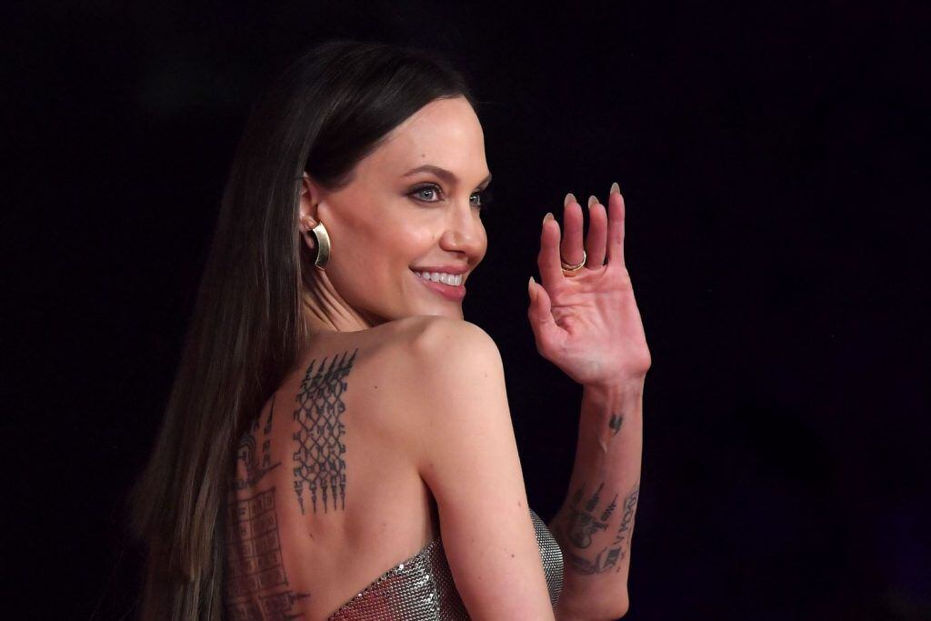 Los 5 ‘looks’ estelares de Angelina Jolie en la gira de Eternals