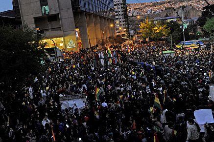 Violentas protestas a gritos de 'fraude' en Bolivia; Evo Morales a punto de obtener la reelección