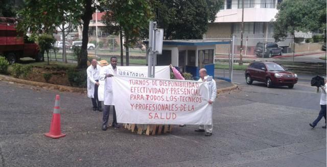 Técnicos de la Caja de Seguro Social protestan