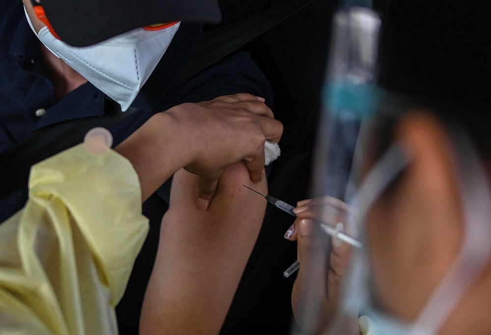 Se aplican 1,747 dosis de la vacuna de AstraZeneca en el auto rápido en la Ciudad Deportiva Irving Saladino