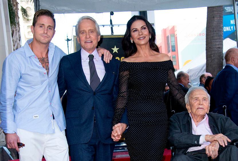 Actor Michael Douglas obtiene estrella en el Paseo de la Fama