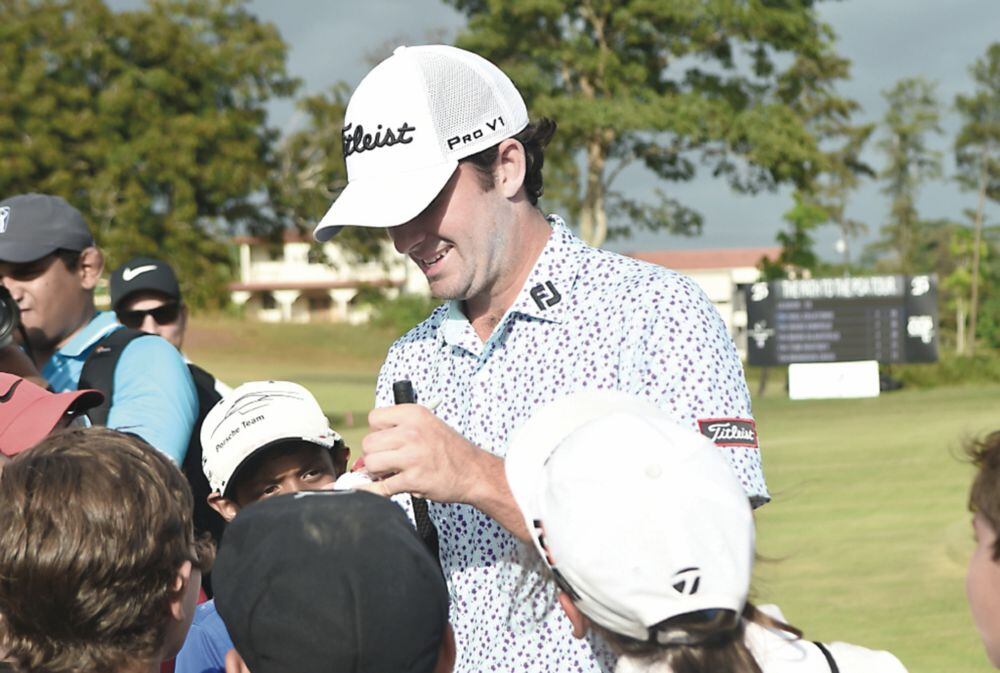 Riley levanta la copa en el Panamá Championship
