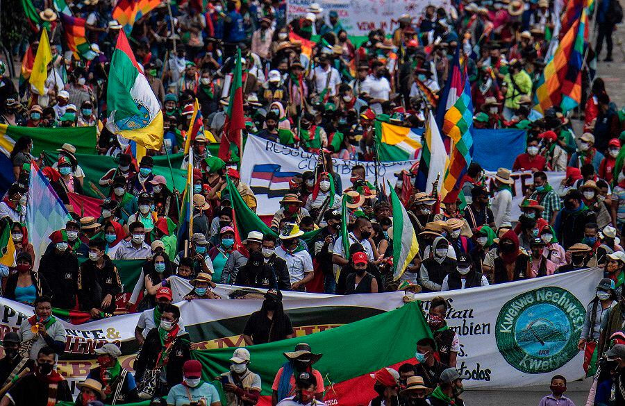 Indígenas colombianos protestan contra violencia con juicio simbólico a Duque