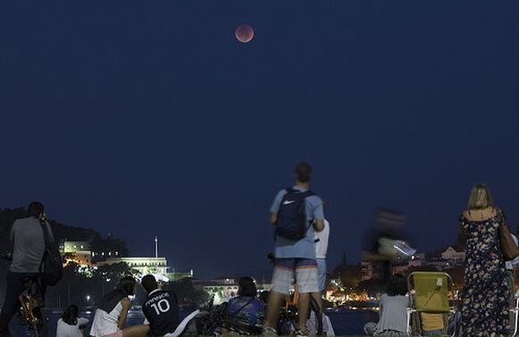 El mundo observa el eclipse lunar más largo del siglo