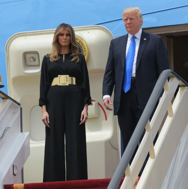 Los controversiales atuendos de Melania Trump en su primera gira como primera dama