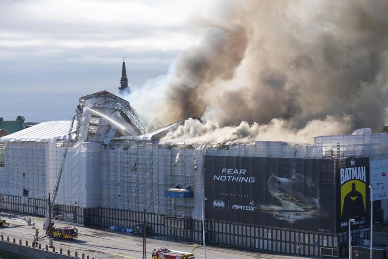 Incendio en antigua bolsa de Copenhague continúa fuera de control pero sin heridos