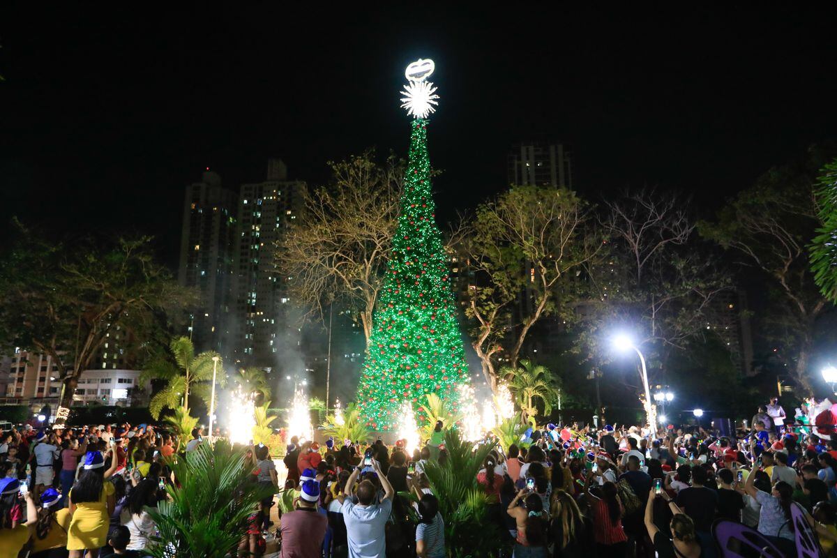 Cientos de personas asisten al encendido del árbol navideño en el parque  Omar | La Prensa Panamá