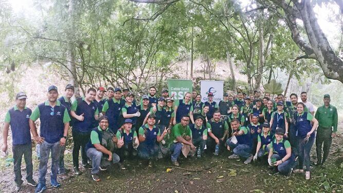 Voluntarios de Cable Onda sembraron mil 500 plantones para celebrar la ciudad
