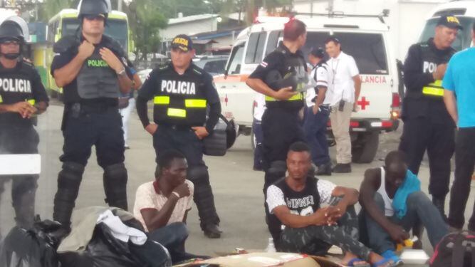 Africanos en Paso Canoas se resisten a ser trasladados a albergue; temen deportación