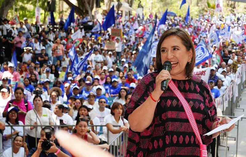 Candidata opositora Xóchitl Gálvez acusa al Gobierno de ‘financiar una dictadura’ por pagar a médicos cubanos