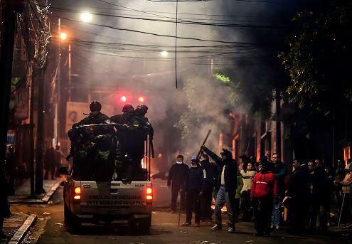 Evo Morales parte a México mientras la violencia se toma las calles de Bolivia