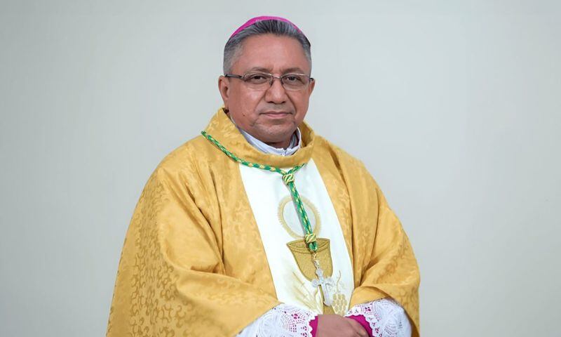 Obispo desterrado Isidoro Mora es acogido en Santiago de Compostela, España