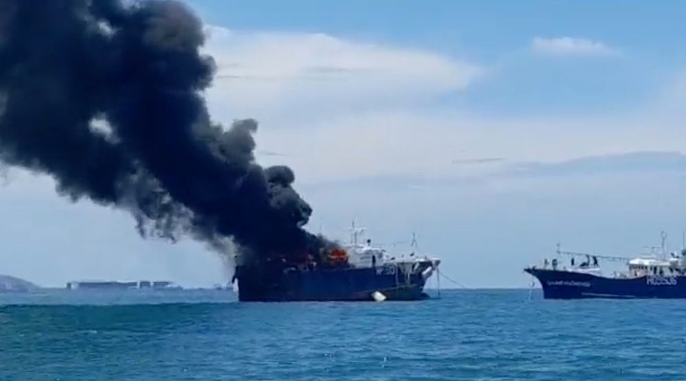 Autoridad Marítima de Panamá investigará el incendio en tres embarcaciones cerca al puerto de Vacamonte | La Prensa Panamá