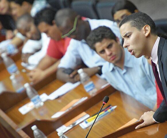 Jóvenes exigen el retiro de reformas
